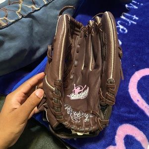 Baseballs/softball glove
